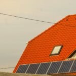 Fixer des panneaux solaires sur un toit en tuiles