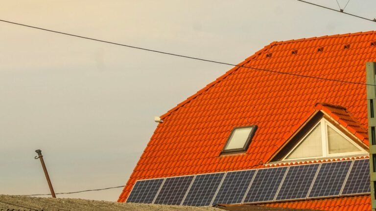 Fixer des panneaux solaires sur un toit en tuiles